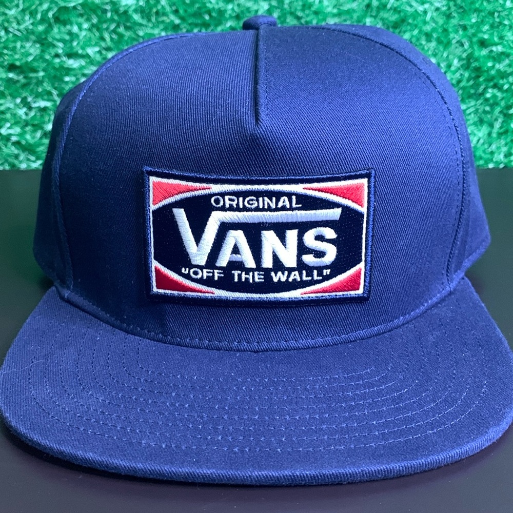 VAN’s Navy Snapback Cap 🧢